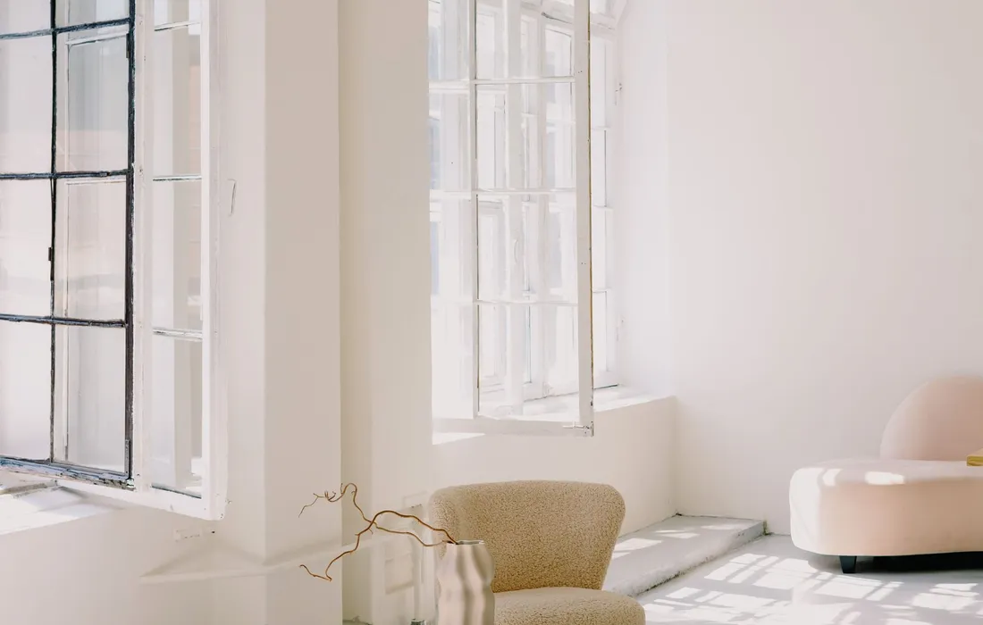 Intérieur contemporain baigné de lumière naturelle